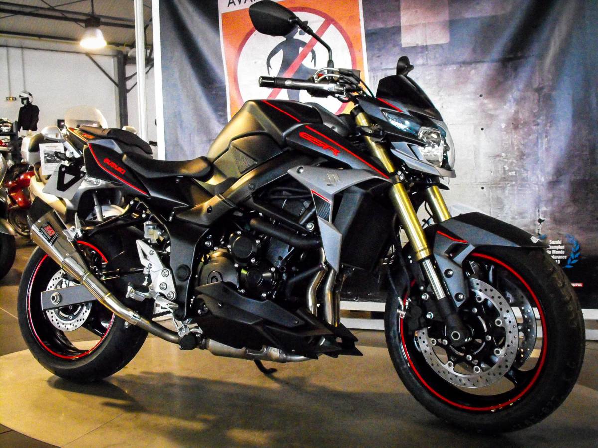 KIT DECO SUZUKI GSR 750 CARBONE ROUGE