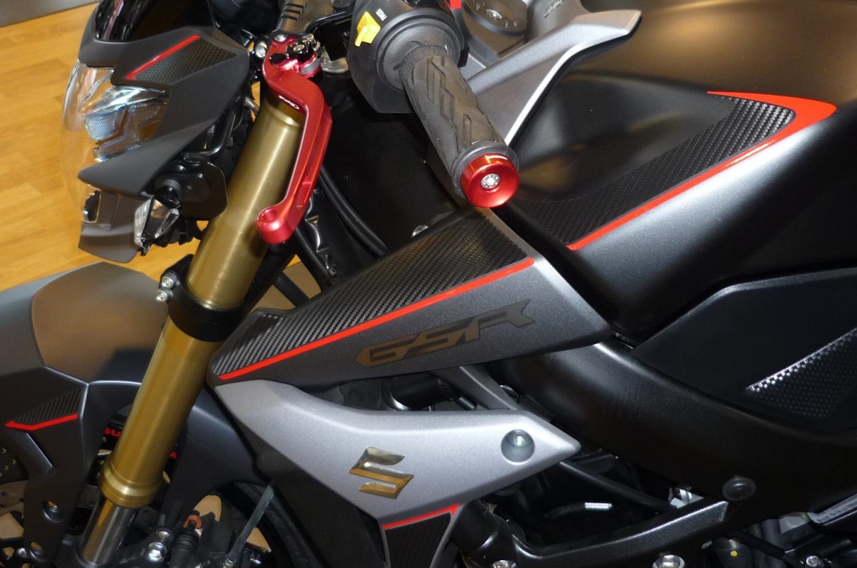 KIT DECO SUZUKI GSR 750 CARBONE ROUGE