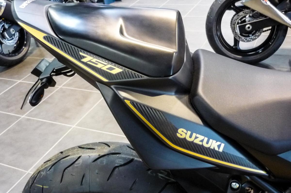 KIT DECO SUZUKI GSR 750 CARBONE JAUNE