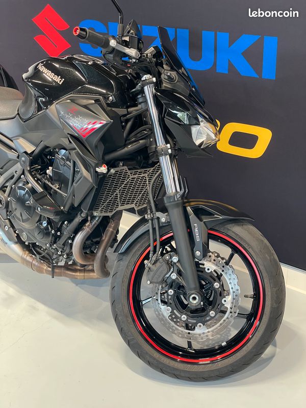 KAWASAKI Z650 PERFORMANCE Akrapovic bridée jeune permis A2