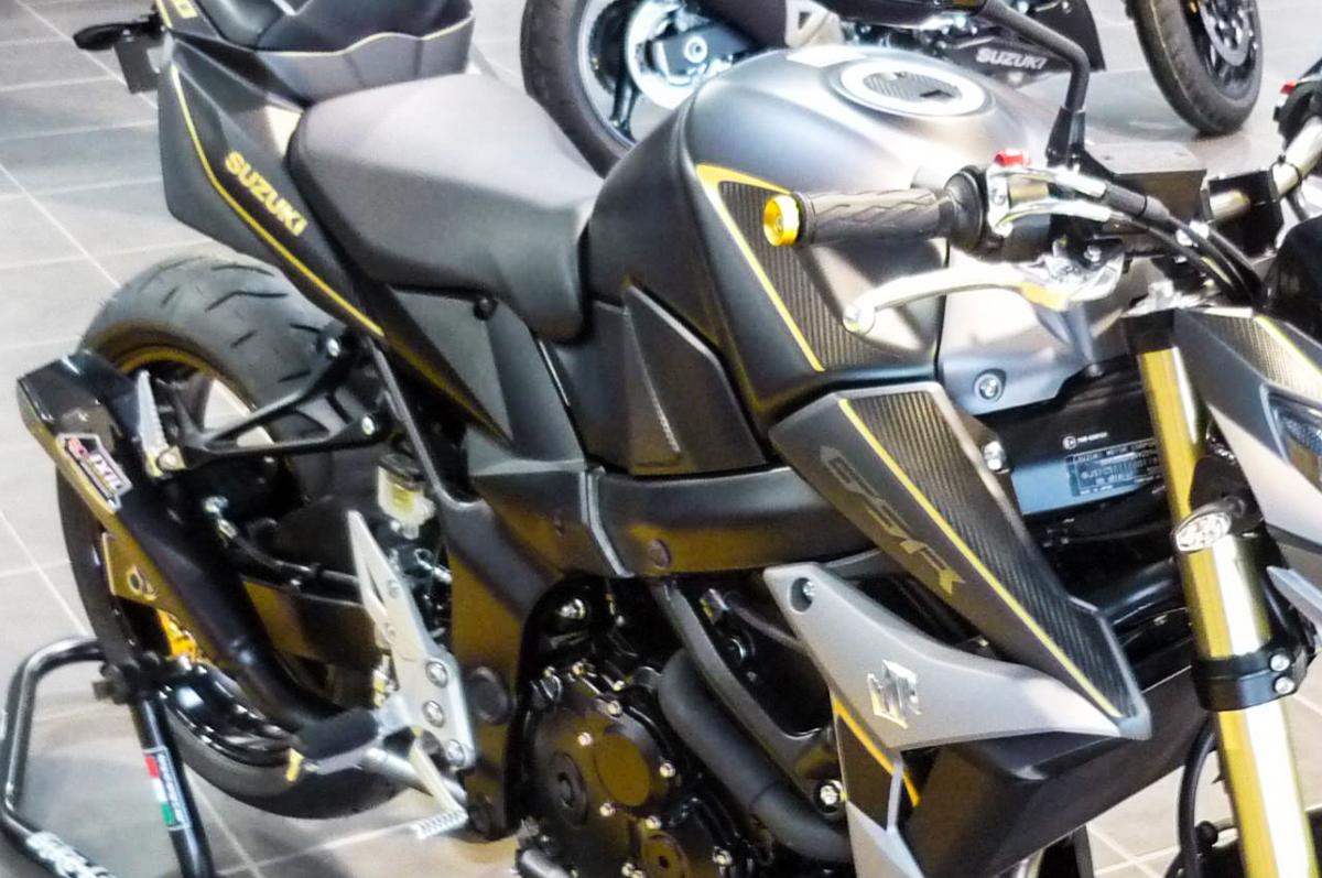 KIT DECO SUZUKI GSR 750 CARBONE JAUNE
