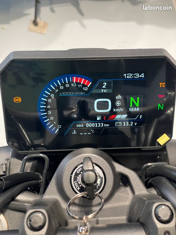 SUZUKI GSX-8T bridée jeune permis