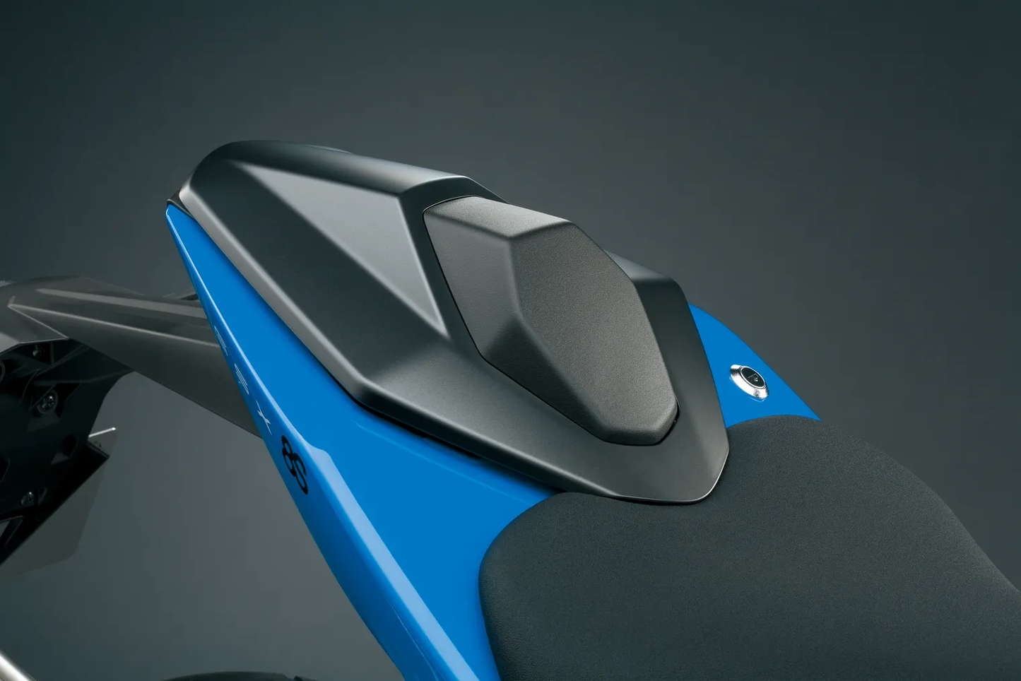 CAPOT DE SELLE - NOIR SUZUKI