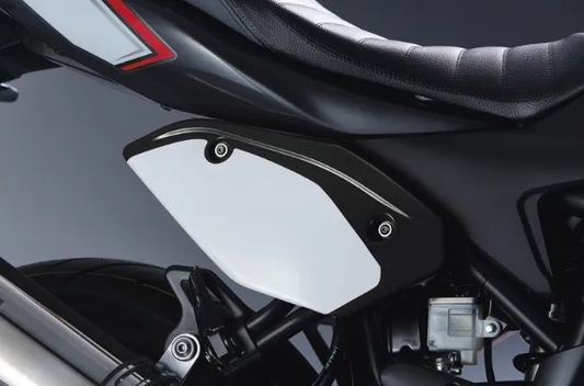 KIT PLAQUES LATÉRALES - NOIR/BLANC SUZUKI