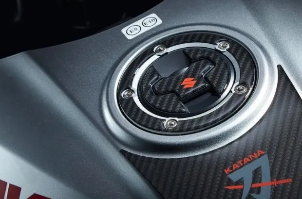 KIT STICKERS DE PROTECTION TRAPPE À ESSENCE - CARBONE SUZUKI